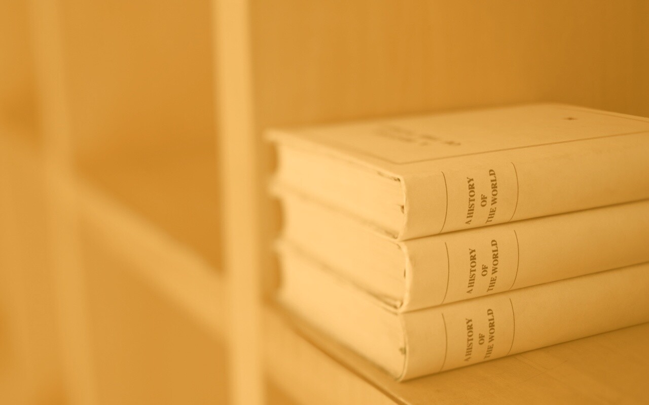 Книги на полке обои