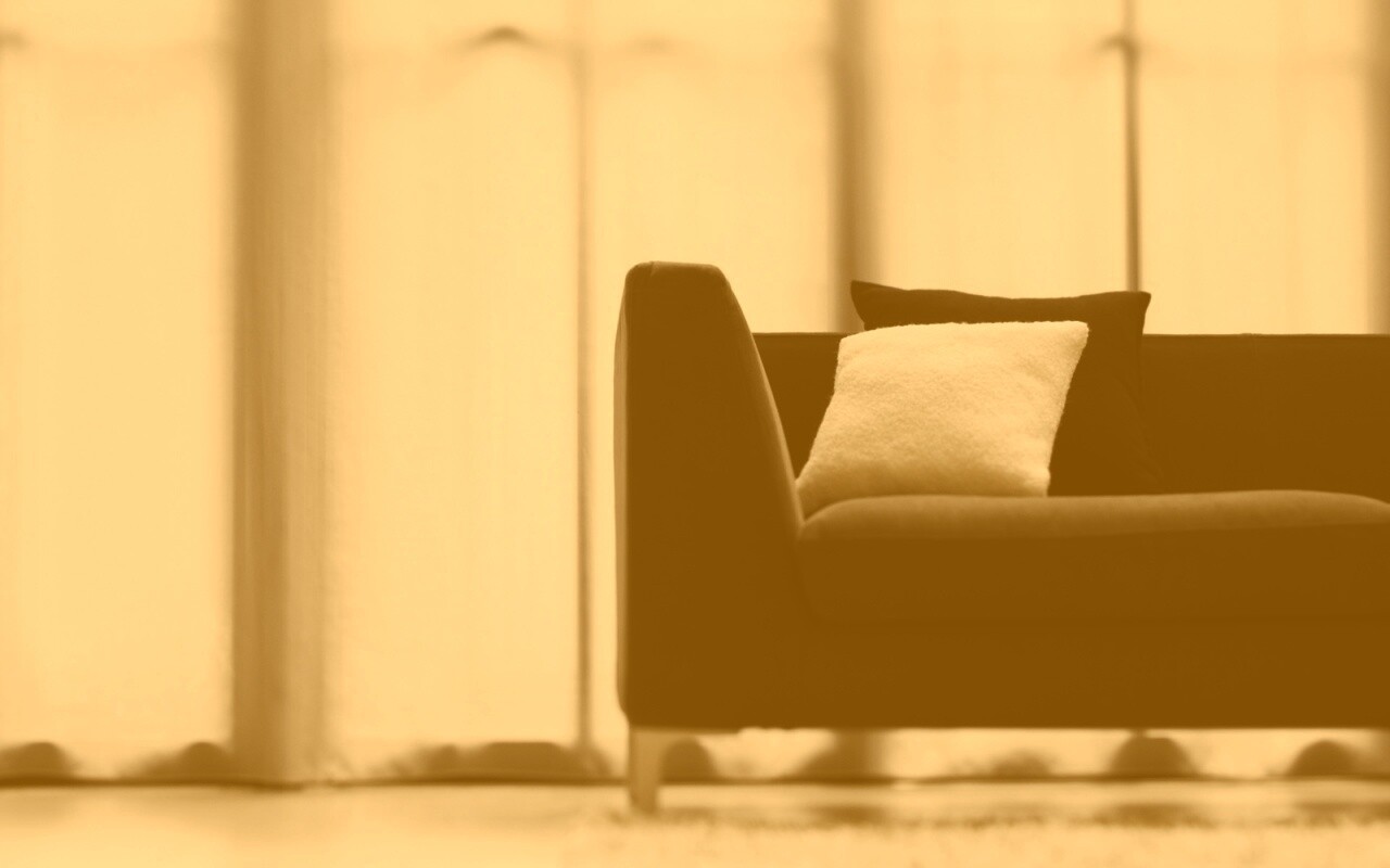 Диван с черной и белой подушками обои