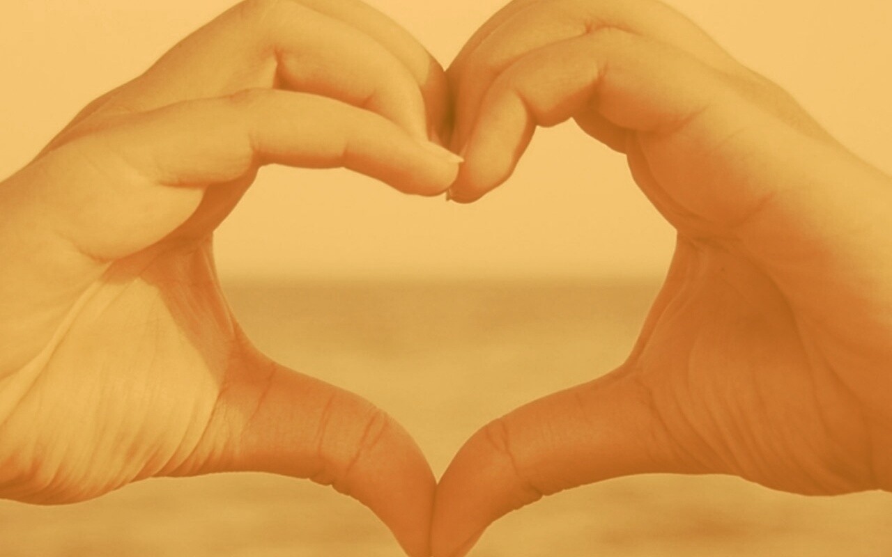 Руки сложенные сердечком обои