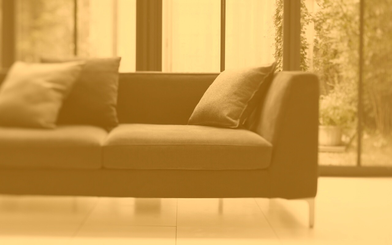 Диван в комнате обои