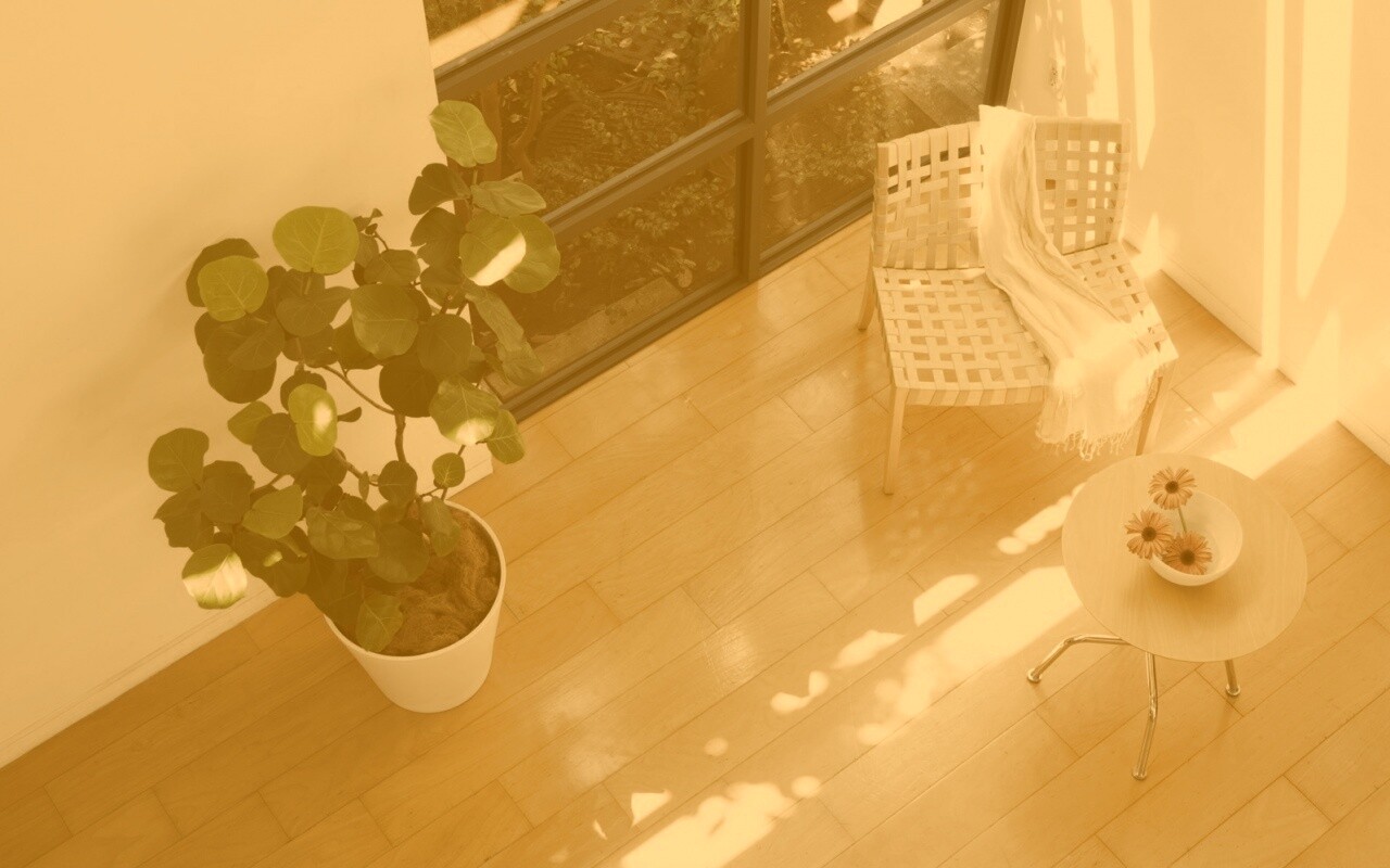 Стул, столик и цветы в комнате обои