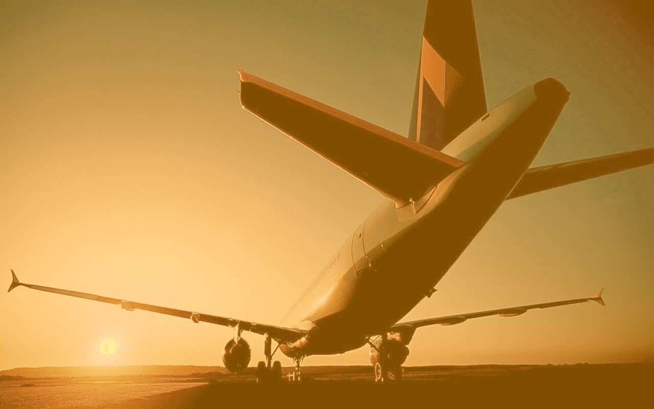Самолет на закате обои
