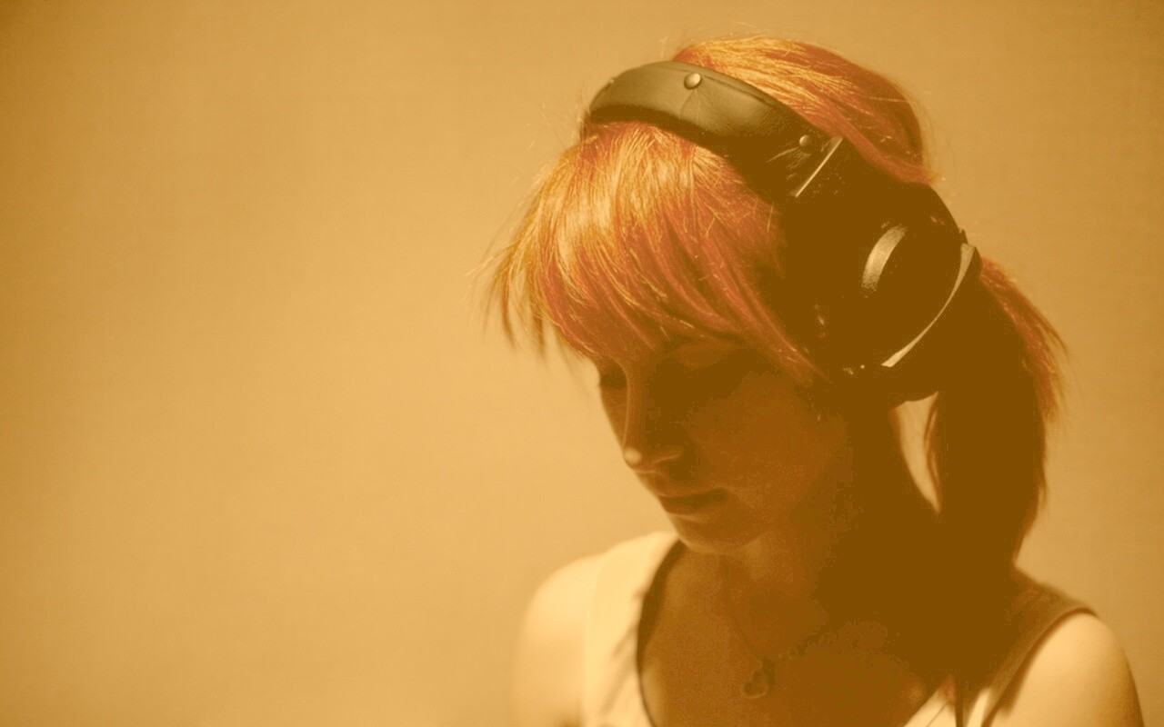 Рыжая в наушниках обои