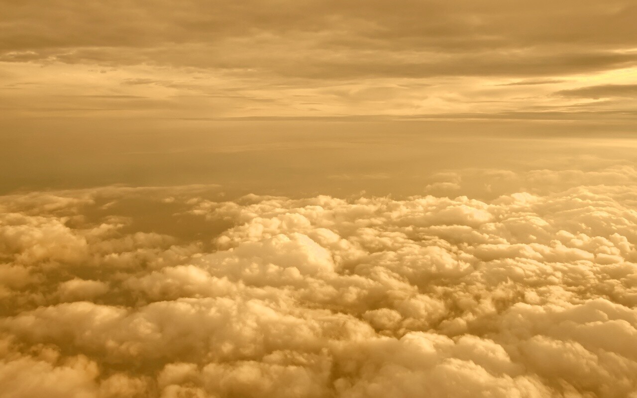 Полет над облаками обои