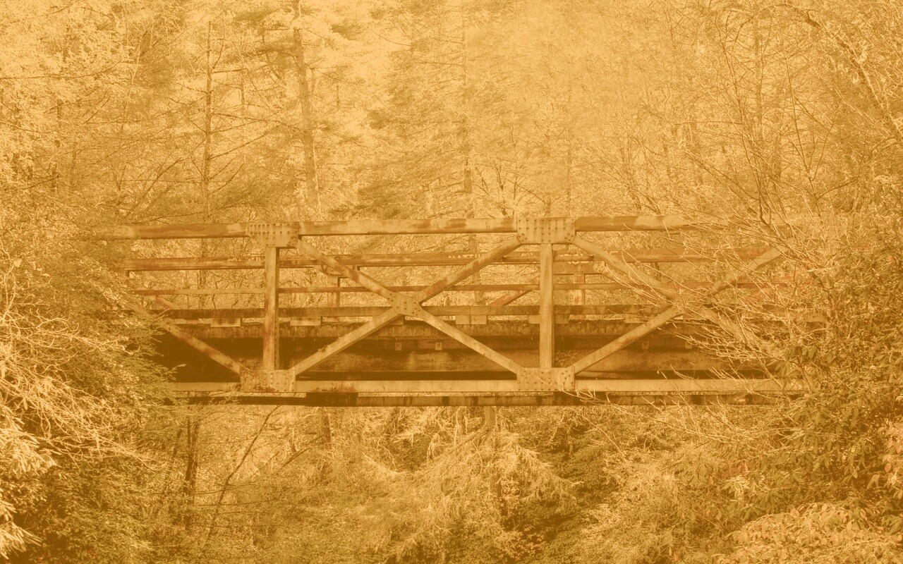 Металлический мост в лесной глуши обои