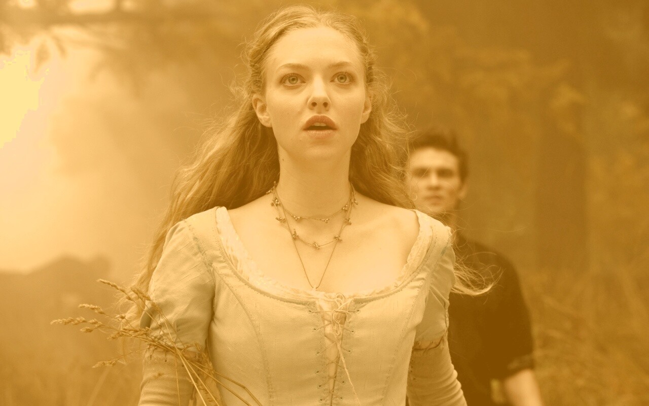 Аманда Сейфрид в Красной Шапочке обои