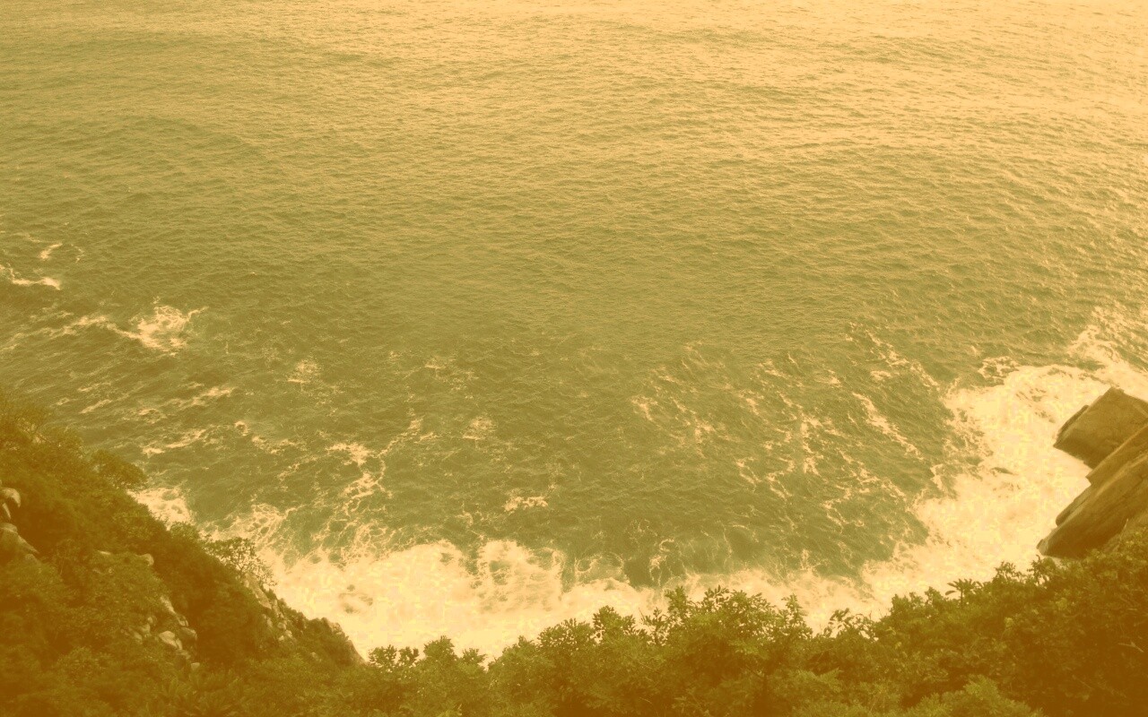 Утёс у красивого моря обои