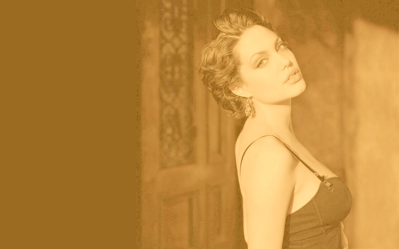 Анджелина Джоли в черном платье обои