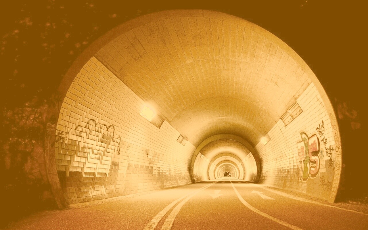 Тоннель и граффити на стенах обои
