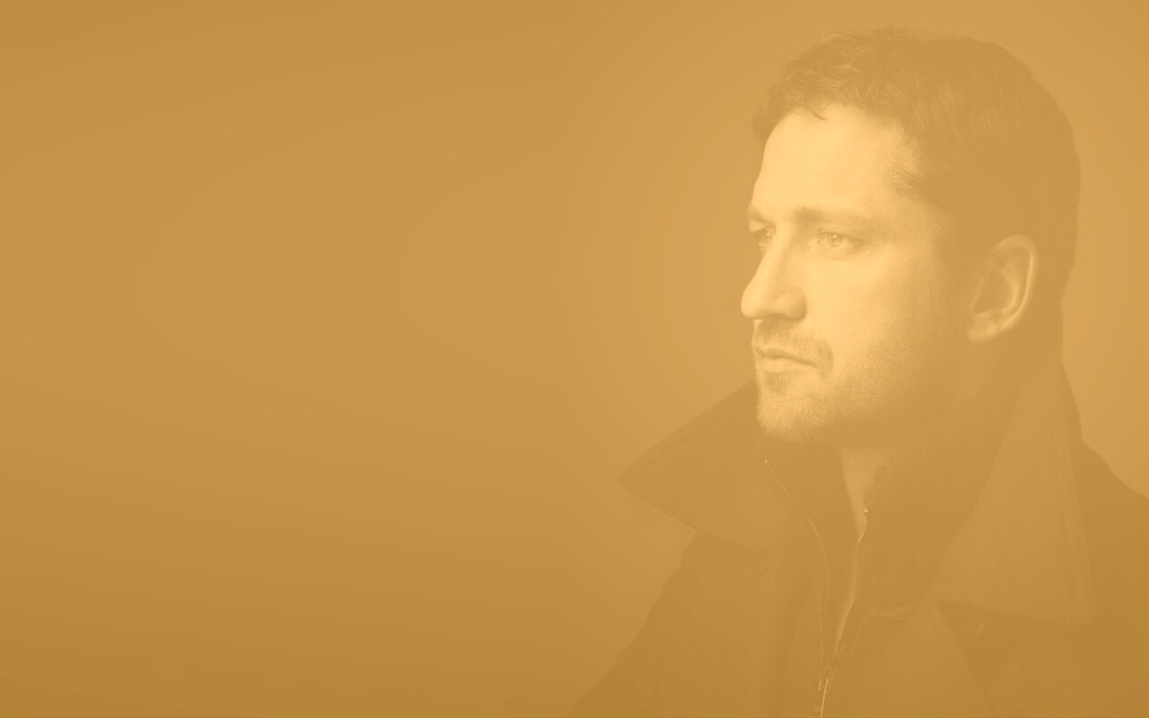 Джерард Батлер на темном фоне обои