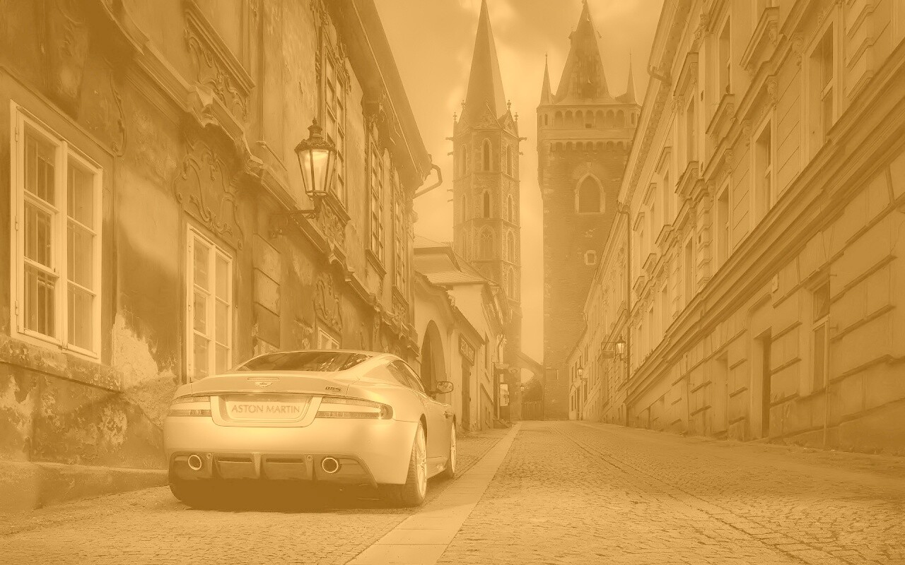 Aston Martin в старинном городе обои