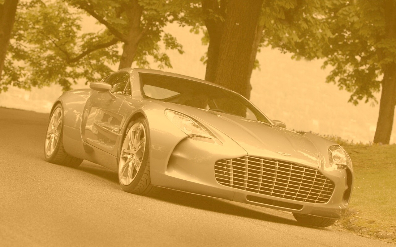 Aston Martin за городом обои