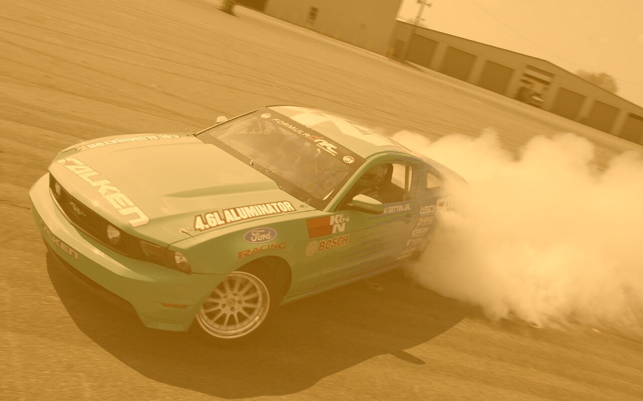 Мустанг дрифтует обои