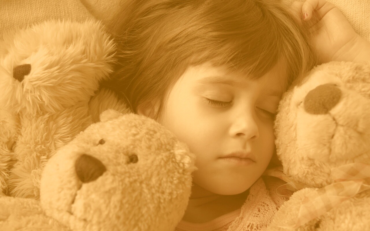 Девочка спит с мишками в обнимку обои