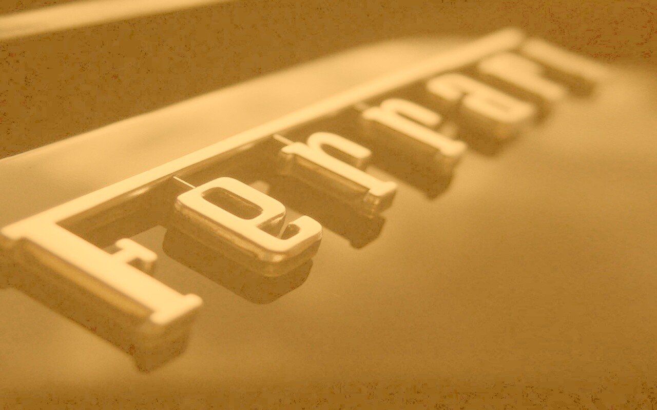 Хромированный логотип Ferrari обои