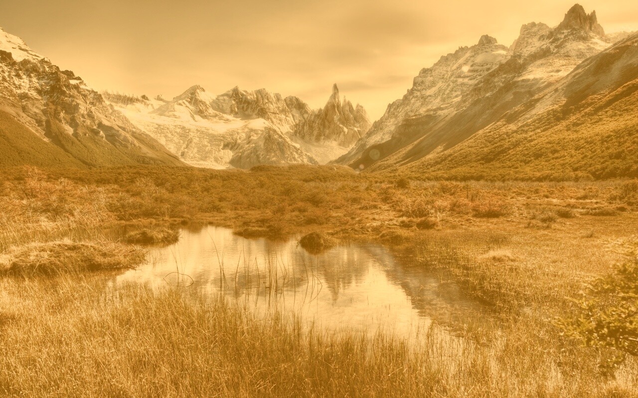 Болота на фоне гор обои