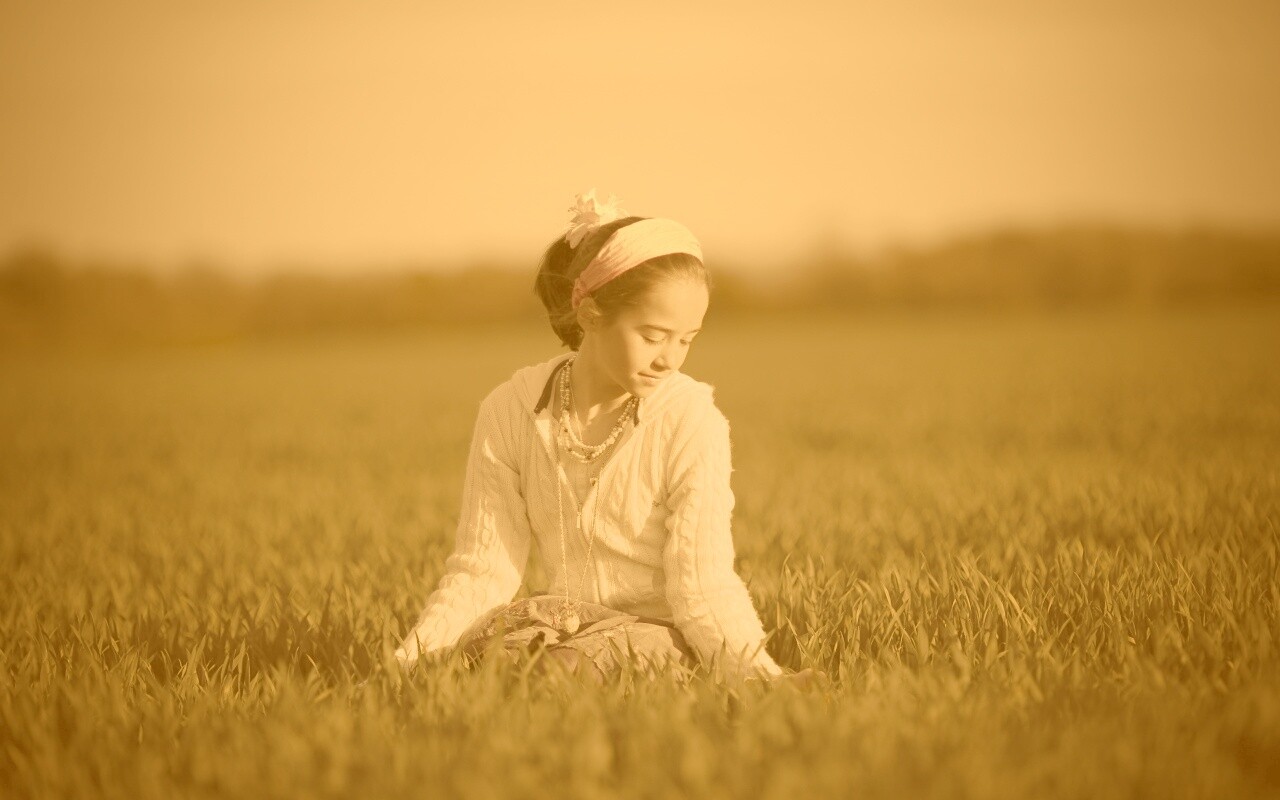 Девочка на траве обои