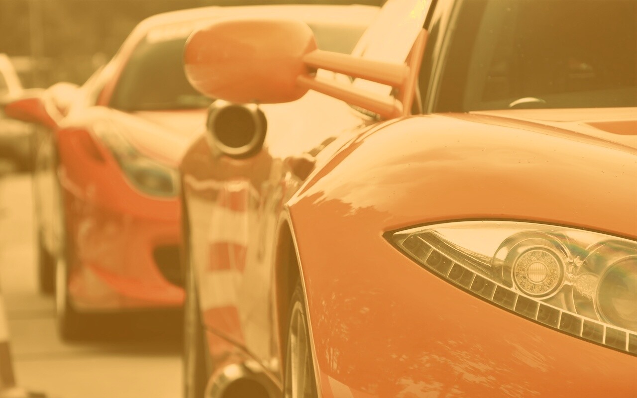 Череда красных автомобилей обои