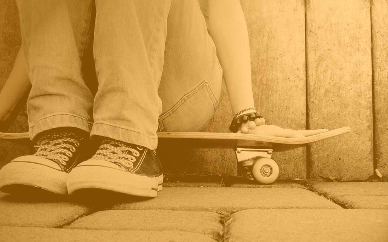 Девушка сидящая на скейте обои