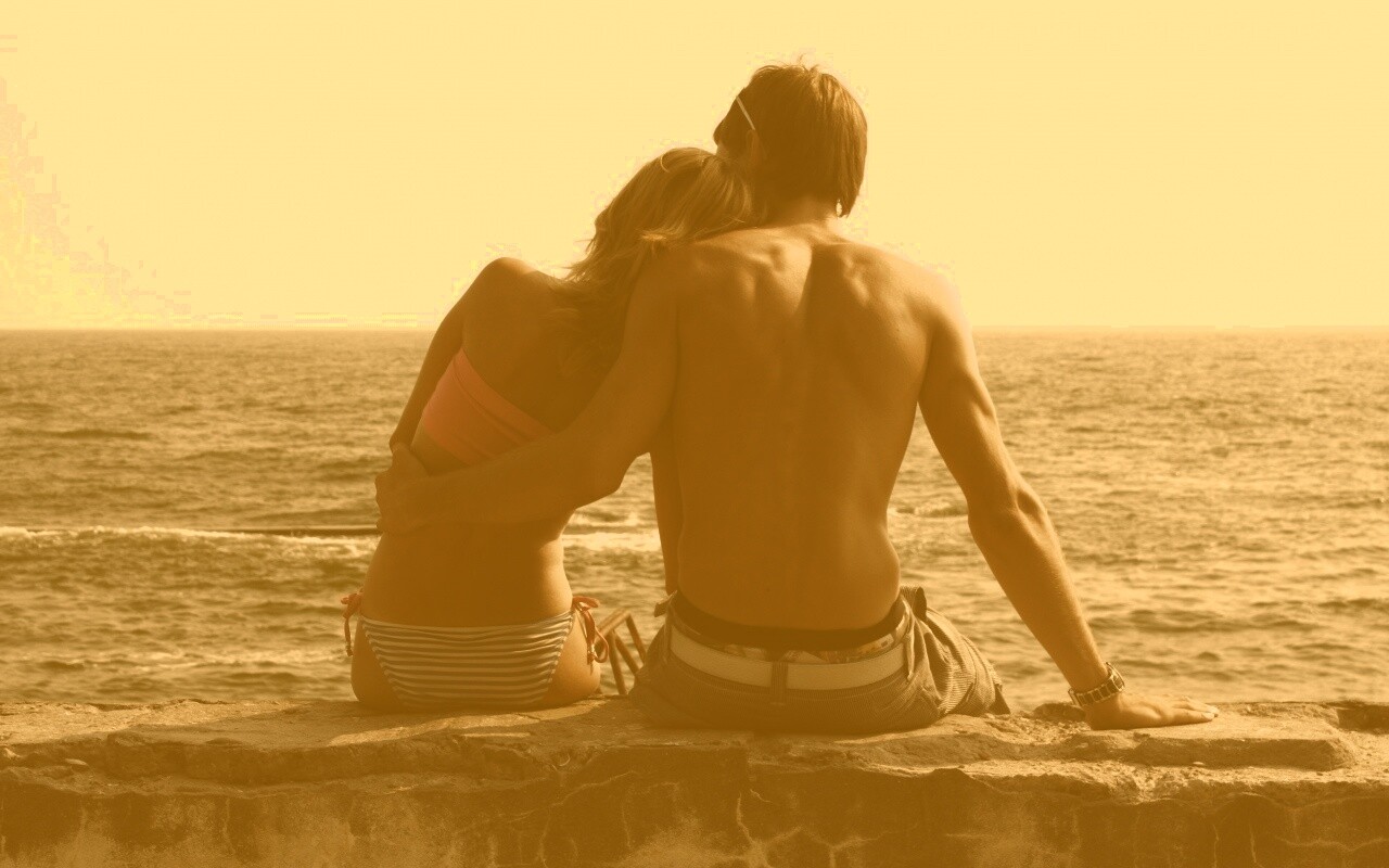 Девушка и парень у моря обои