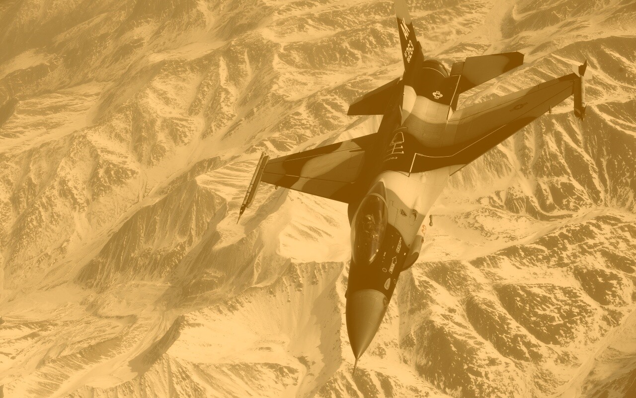 Истребитель над снежными пиками гор обои