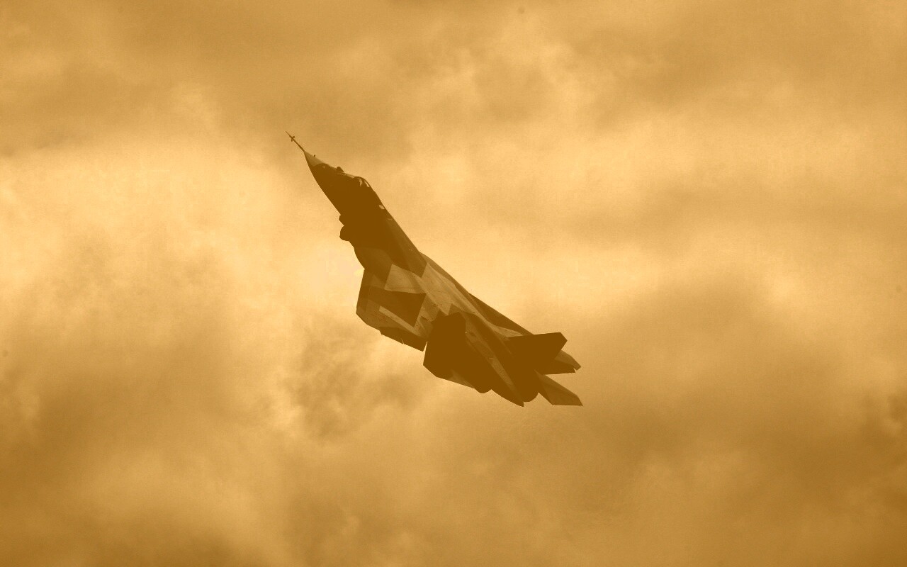 Истребитель взмывает вверх обои