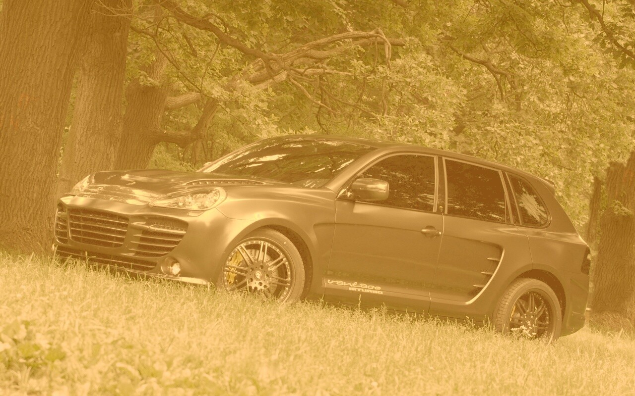 Концепт внедорожника в лесу обои