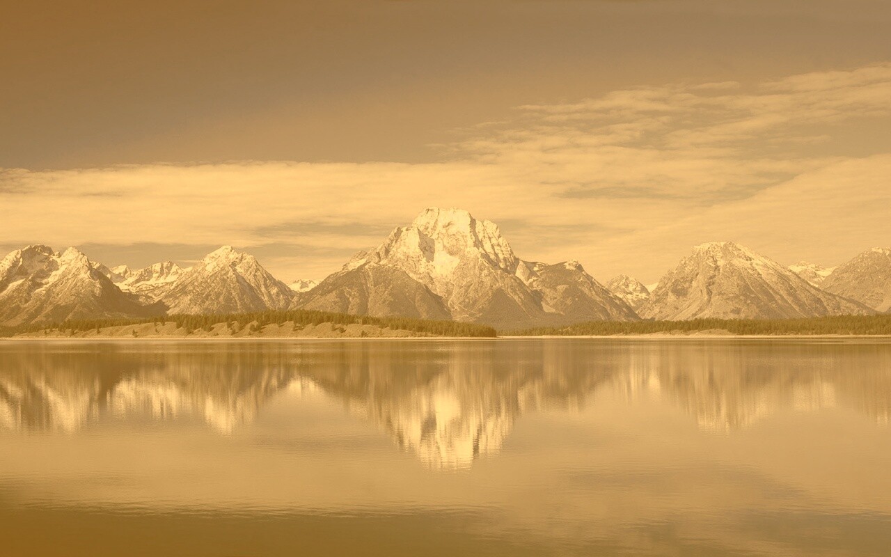 Вид на горы за озером обои