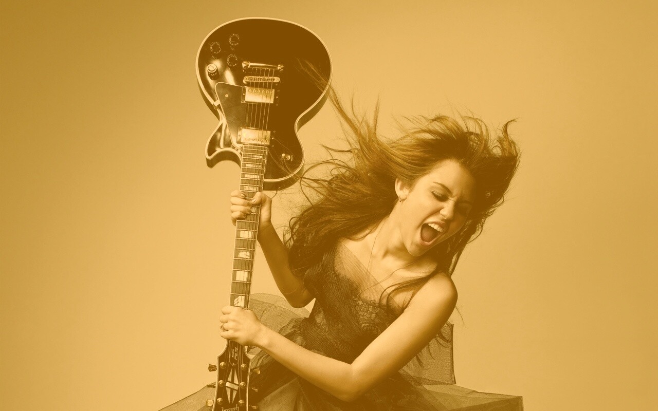 Miley Cyrus разбивает гитару обои