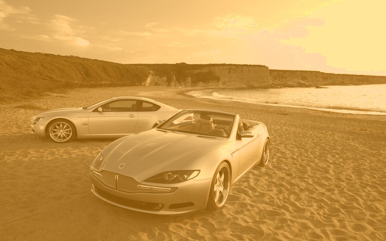 Два спорткара на берегу моря обои