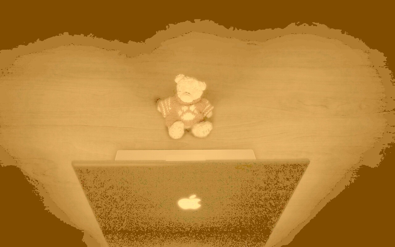 Плюшевый мишка за ноутбуком обои