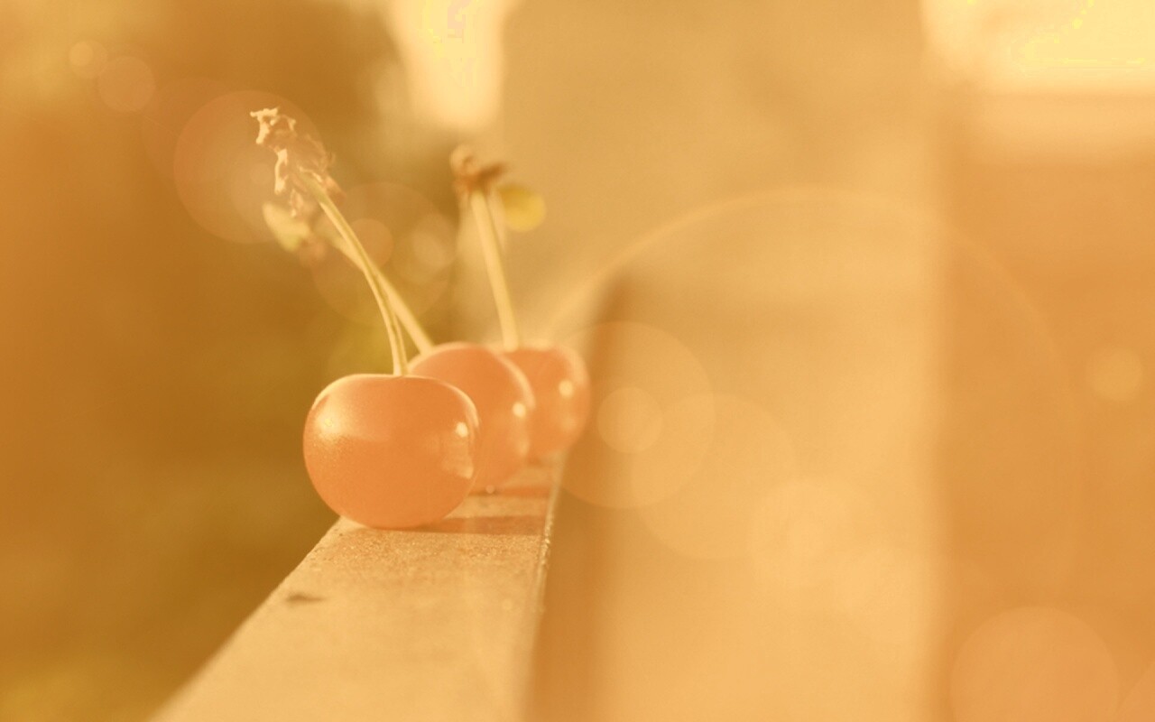 Вишенки на перилах обои