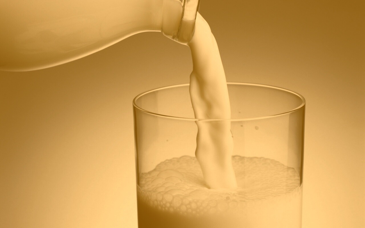 Молоко наливают в стакан обои