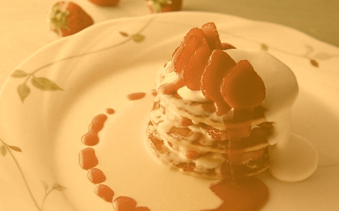 Блинчики с клубникой обои