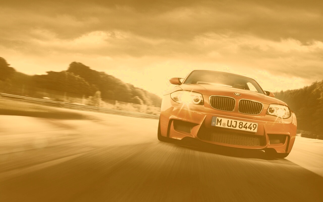 Оранжевый BMW M1 Coupe на треке обои