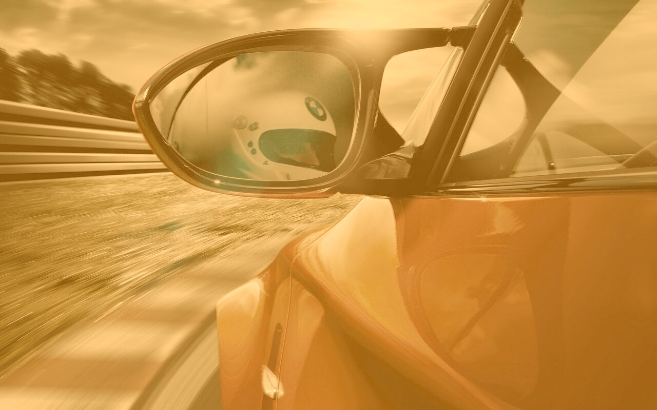 Отражение в боковом зеркале BMW M1 обои