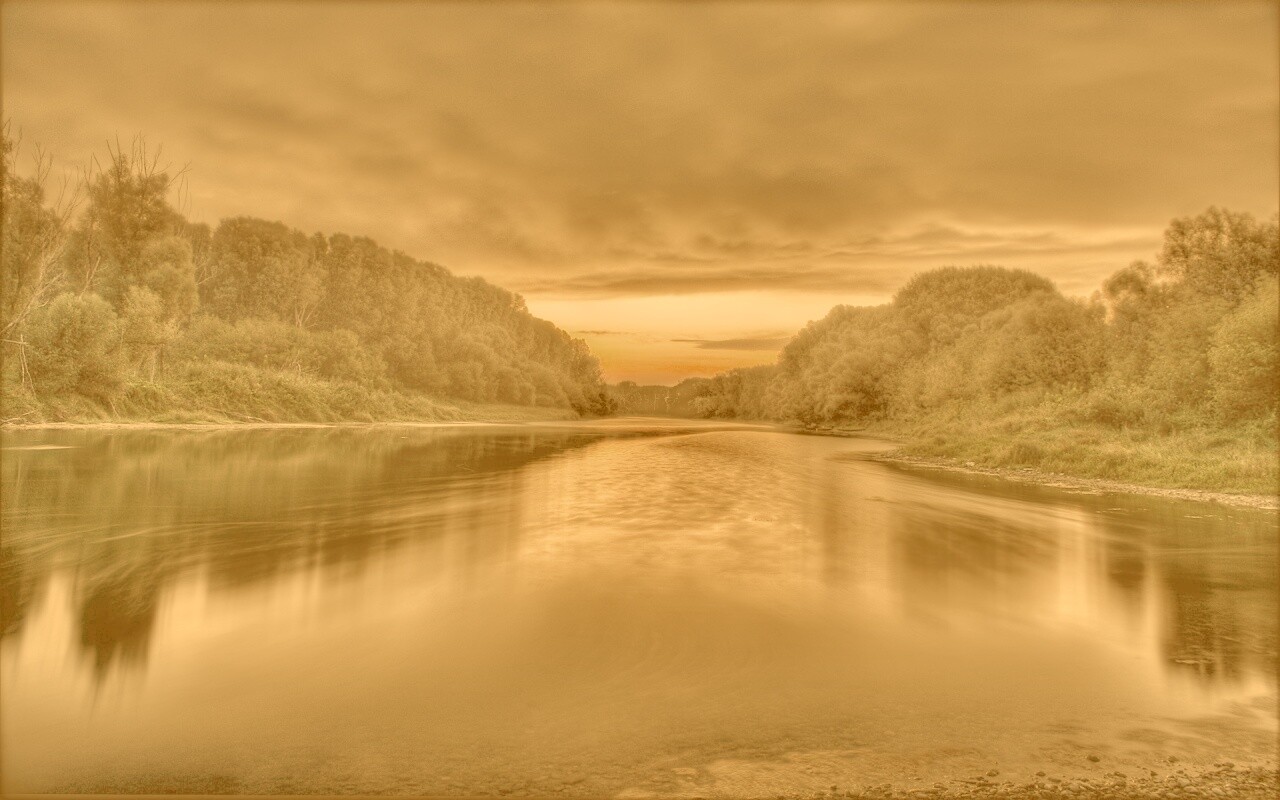 Багровый закат и водная гладь обои