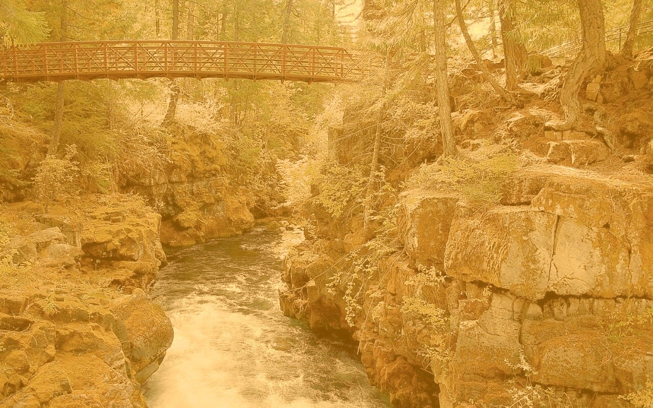 Мостик через реку в лесу обои