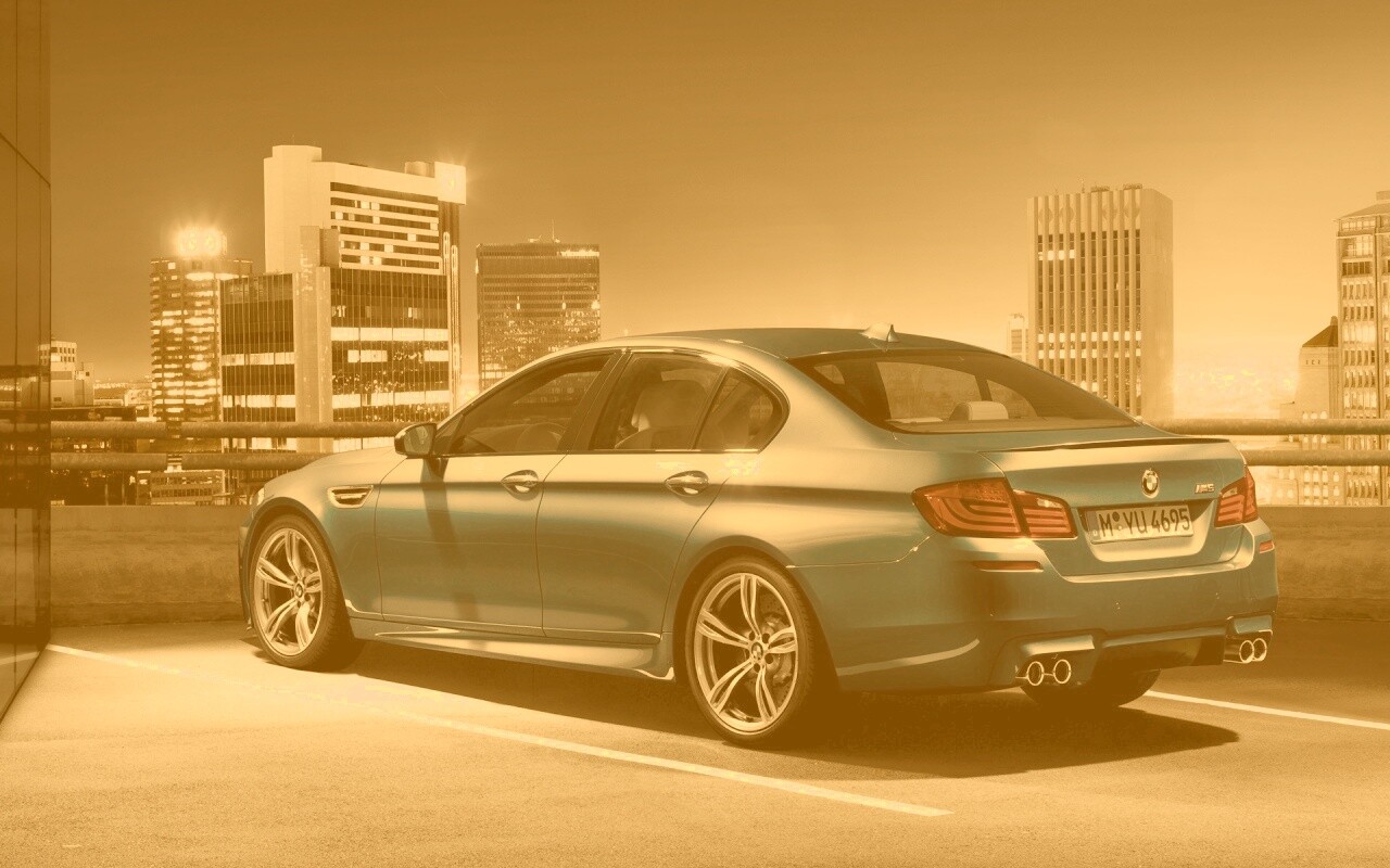BMW F10 на городской парковке обои