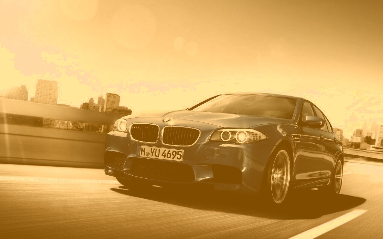 БМВ Ф10 в лучах солнца обои