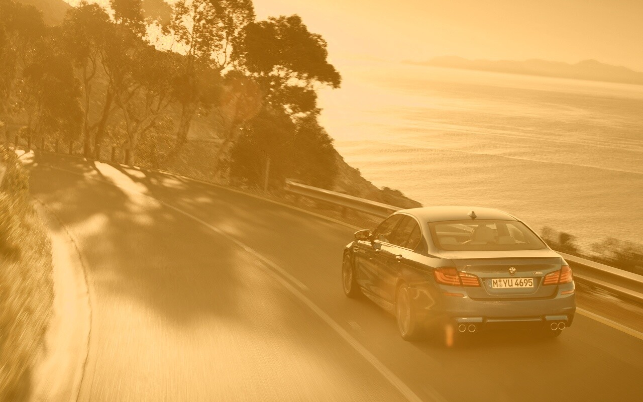 BMW F10 на горной дороге  обои