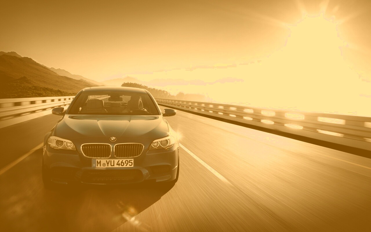 Синий БМВ на дороге обои