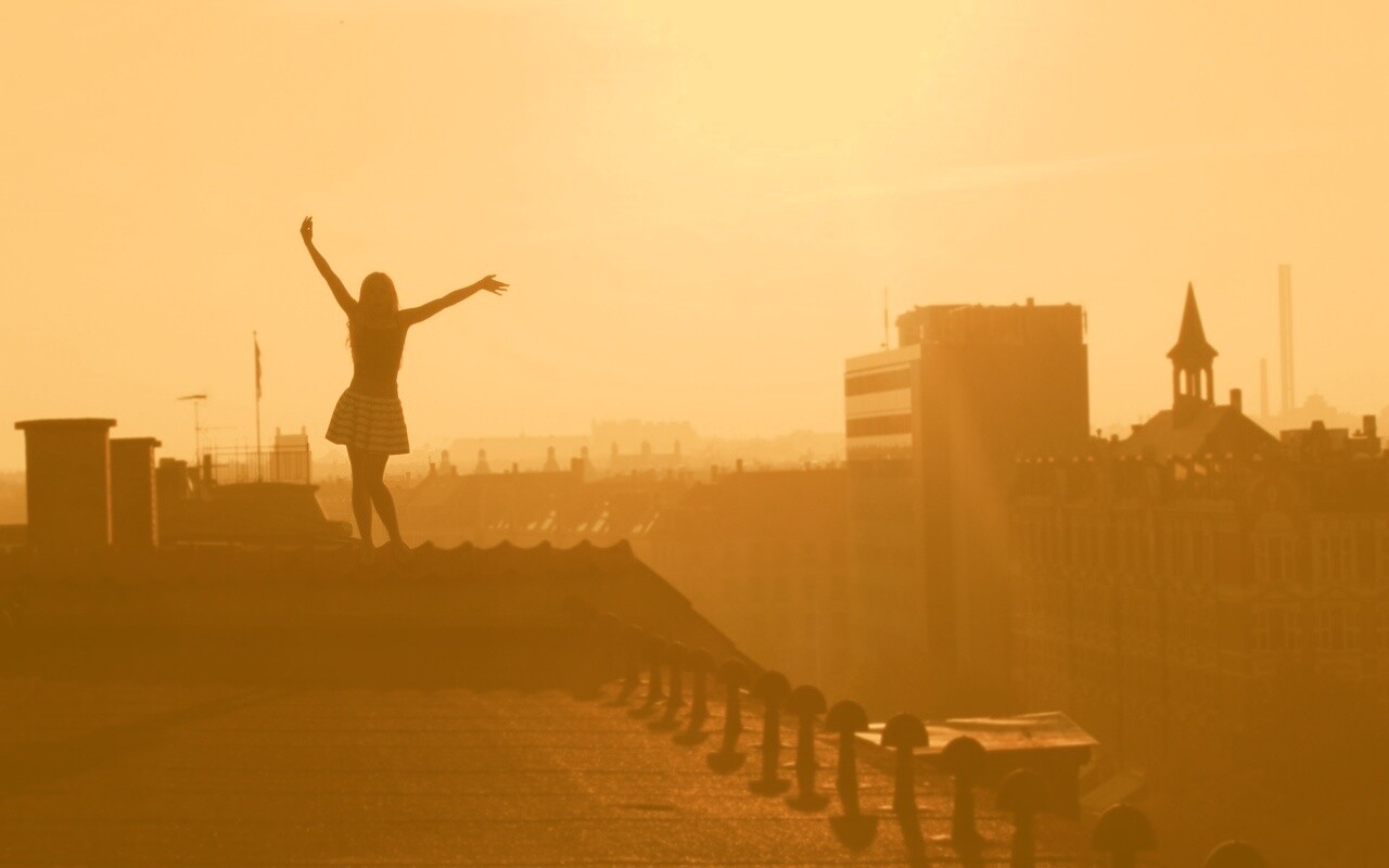 Девушка на крыше обои