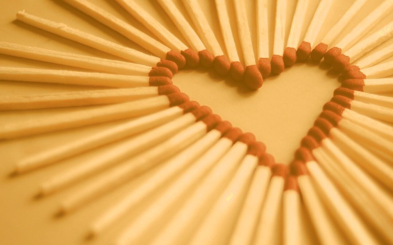 Сердечко из спичек обои