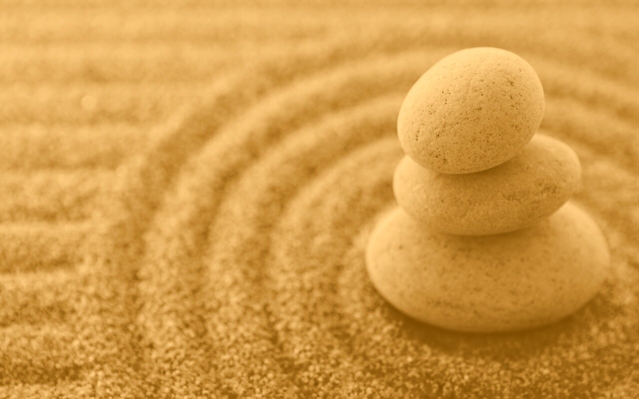 Пирамидка в саду камней обои