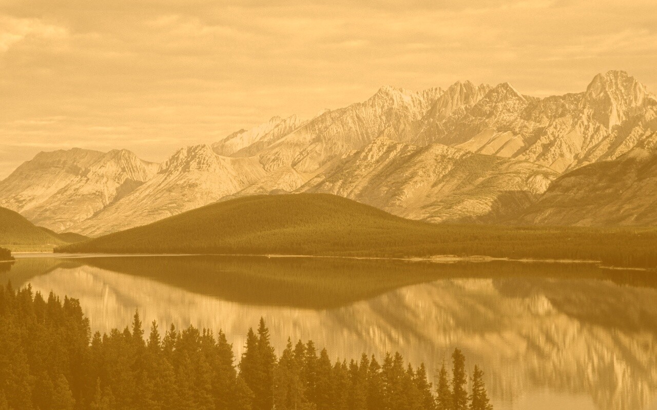 Озеро в предгорье обои