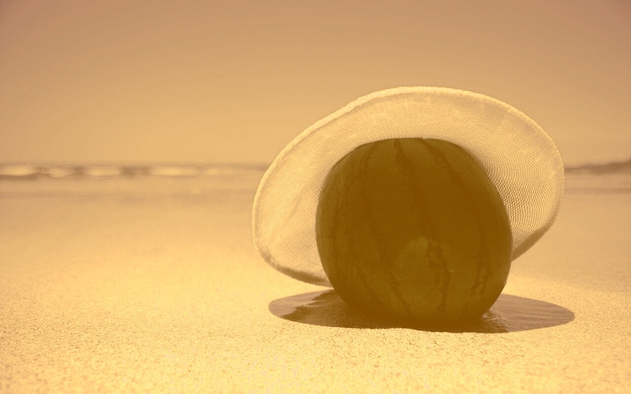 Арбуз в летней шляпке на пляже обои