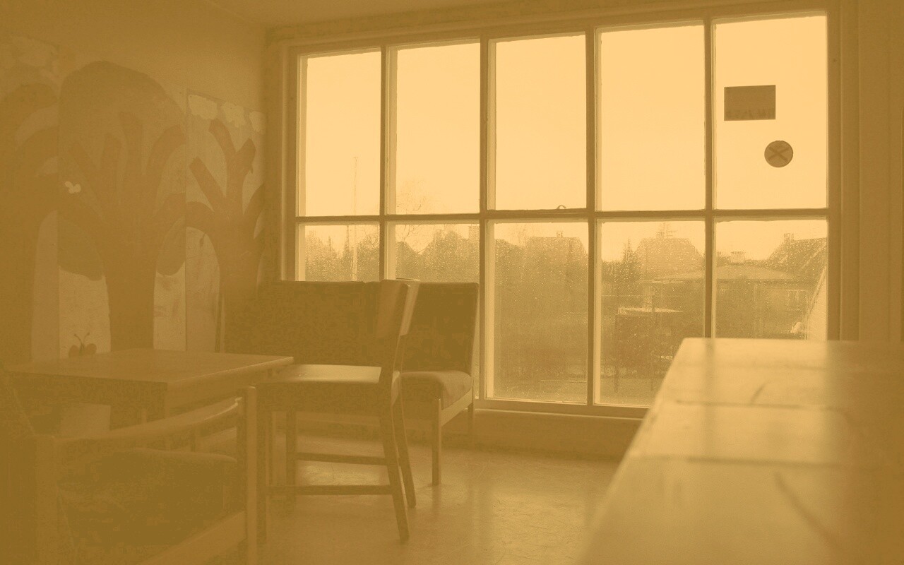 Тёмная комната и дождь за окном обои