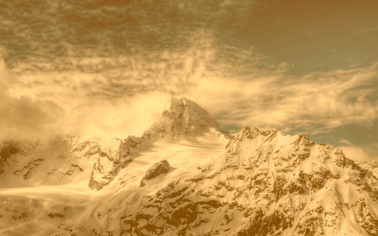 Снежные горные вершины на ветру обои