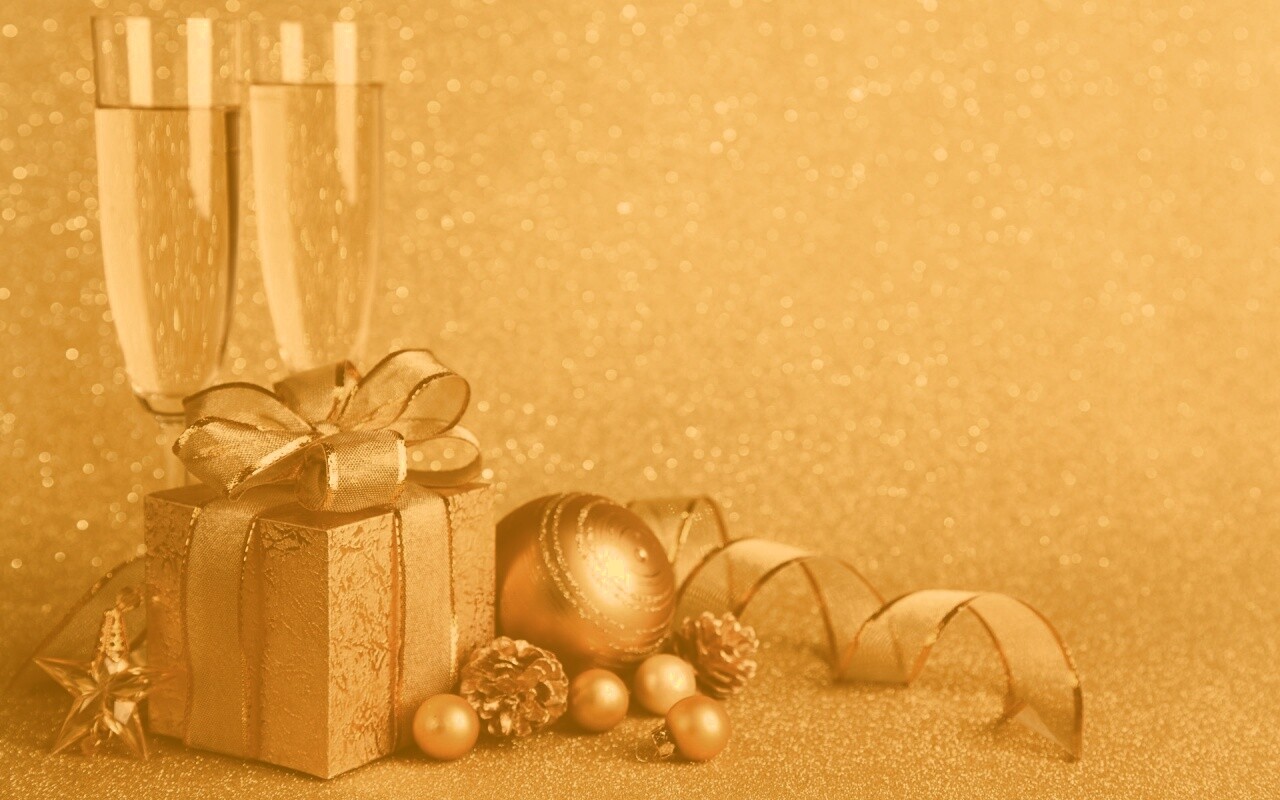 Подарок и бокалы шампанского обои